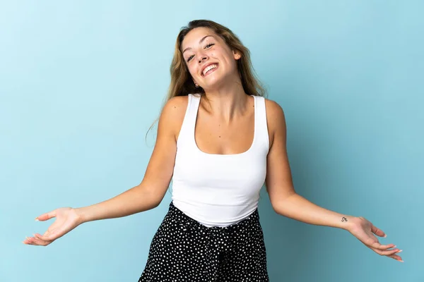Joven Mujer Rubia Aislada Sobre Fondo Azul Feliz Sonriente —  Fotos de Stock