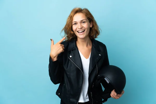 Georgisches Mädchen Hält Einen Motorradhelm Isoliert Auf Blauem Hintergrund Und — Stockfoto