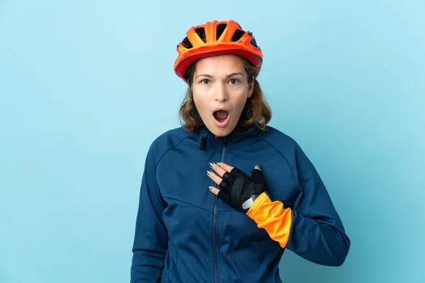 배경에 고립된 자전거타는 여자가 똑바로 쳐다보다가 나머지 충격을 받았다 — 스톡 사진