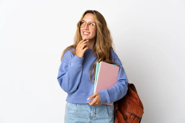 Jovem Estudante Mulher Isolada Fundo Branco Olhando Para Cima Enquanto — Fotografia de Stock