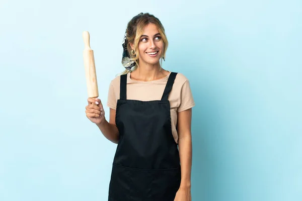 Jeune Femme Cuisine Uruguayenne Blonde Isolée Sur Fond Bleu Penser — Photo