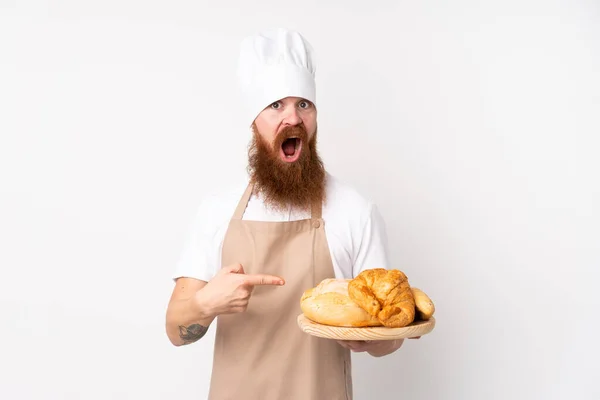 Pelirroja Con Uniforme Chef Panadero Masculino Sosteniendo Una Mesa Con —  Fotos de Stock