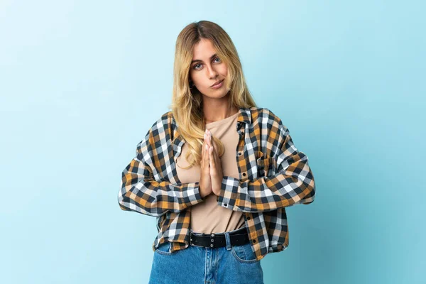 Jovem Loira Uruguaia Isolada Fundo Azul Mantém Palma Mão Unida — Fotografia de Stock