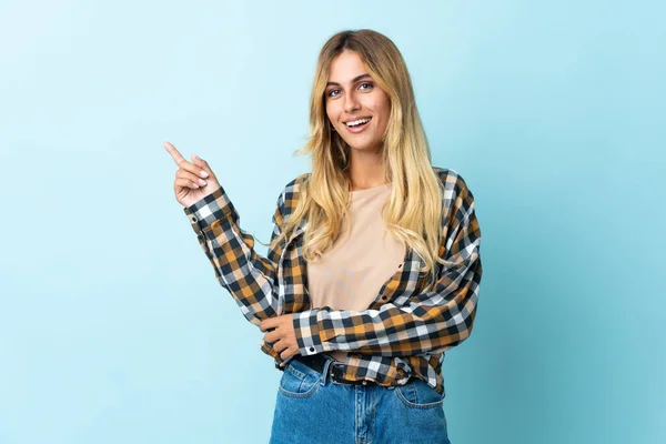 Jovem Loira Uruguaia Isolado Fundo Azul Feliz Apontando Para Cima — Fotografia de Stock