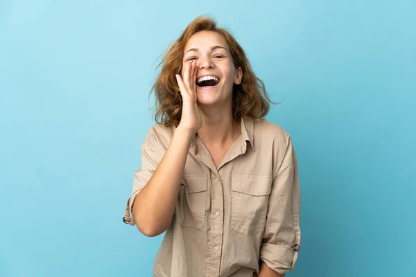 Jonge Georgische Vrouw Geïsoleerd Blauwe Achtergrond Schreeuwen Met Mond Wijd — Stockfoto