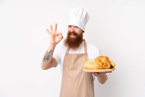 Rotschopf Koch Uniform Männlicher Bäcker Hält Einen Tisch Mit Mehreren — Stockfoto