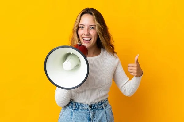 Jonge Blonde Vrouw Geïsoleerd Gele Achtergrond Schreeuwen Door Een Megafoon — Stockfoto