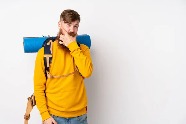 Joven Montañero Con Una Gran Mochila Sobre Fondo Blanco Aislado — Foto de Stock