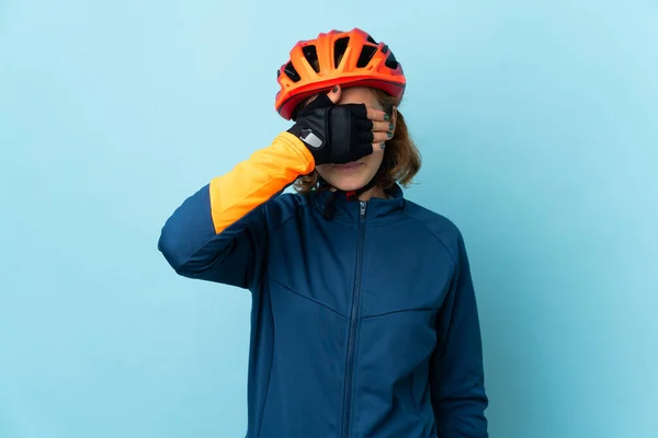 Young Cyclist Woman Isolated Blue Background Covering Eyes Hands Want — Stock Photo, Image