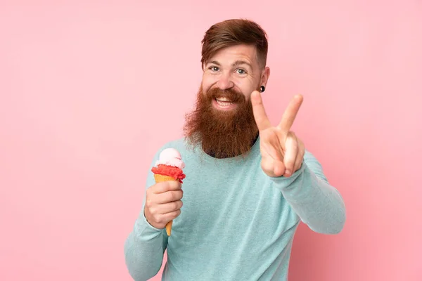 Roodharige Man Met Lange Baard Met Een Cornet Ijs Geïsoleerde — Stockfoto