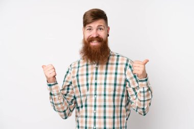 Kızıl saçlı, uzun sakallı, soyutlanmış beyaz bir geçmişi var. Baş parmakları havada ve gülümsüyor.