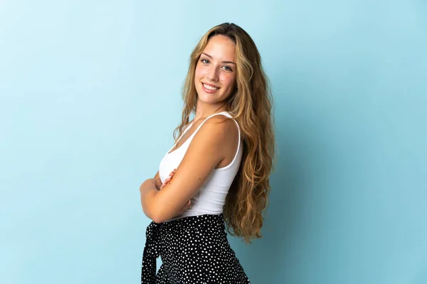 Young Blonde Woman Isolated Blue Background Looking Side Smiling — Stock Photo, Image