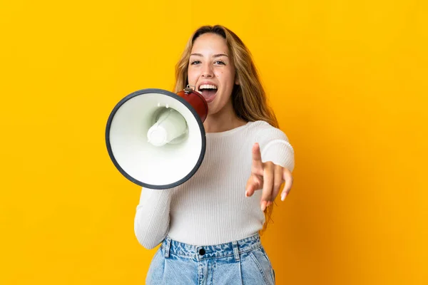 Jonge Blonde Vrouw Geïsoleerd Gele Achtergrond Schreeuwen Door Een Megafoon — Stockfoto