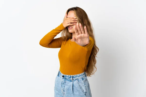 Jovem Loira Isolada Fundo Azul Fazendo Parar Gesto Rosto Cobrindo — Fotografia de Stock