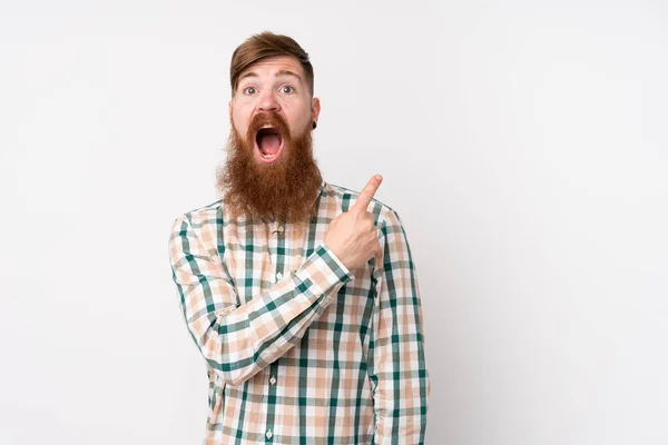 Roodharige Man Met Lange Baard Geïsoleerde Witte Achtergrond Verrast Wijzend — Stockfoto