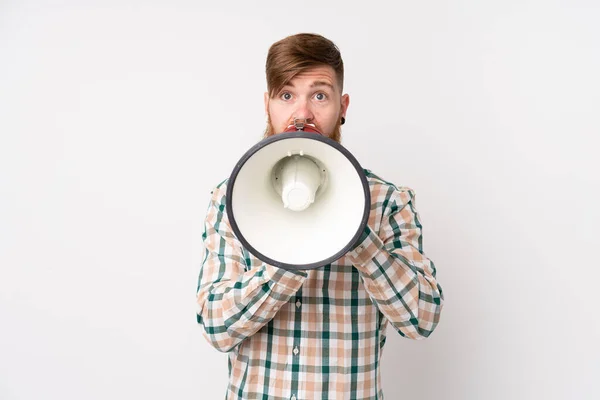 Roodharige Man Met Lange Baard Geïsoleerde Witte Achtergrond Schreeuwend Door — Stockfoto