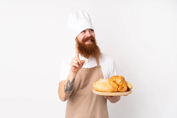 Roodharige Man Chef Kok Uniform Mannelijke Bakker Houdt Een Tafel — Stockfoto