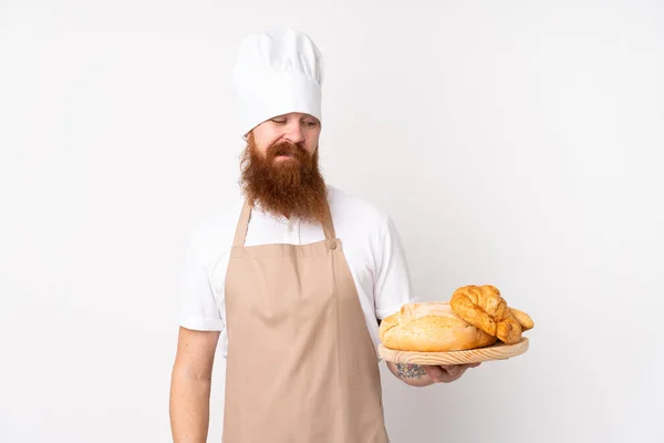 Rotschopf Koch Uniform Bäcker Hält Einen Tisch Mit Mehreren Broten — Stockfoto