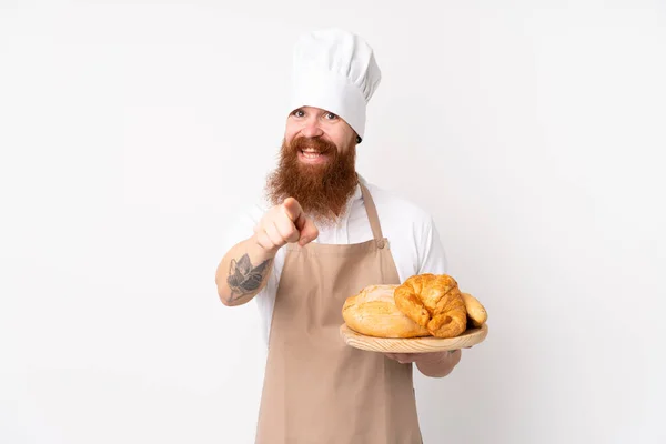 Rouquin Uniforme Chef Homme Boulanger Tenant Une Table Avec Plusieurs — Photo
