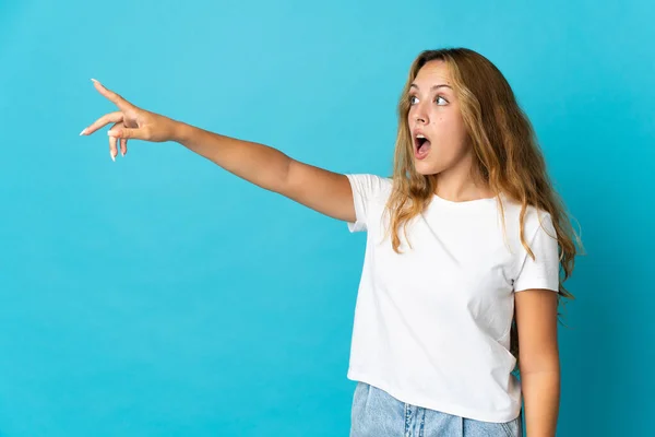 Mladá Blondýna Žena Izolované Modrém Pozadí Ukazuje Pryč — Stock fotografie