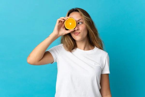 Ung Blond Kvinna Isolerad Blå Bakgrund Håller Orange — Stockfoto