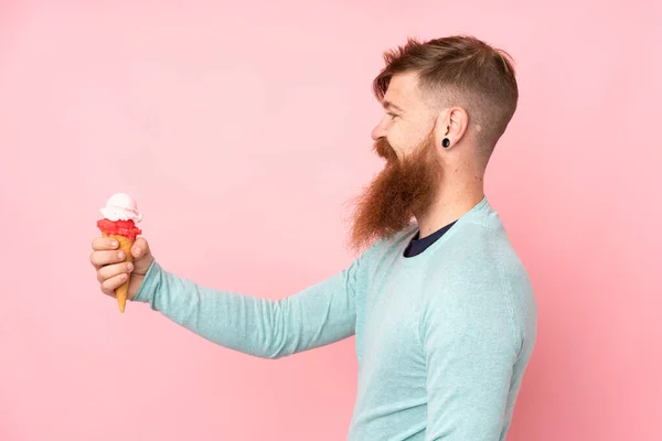 Рыжий Длинной Бородой Держит Корнет Мороженое Изолированном Розовом Фоне Счастливым — стоковое фото