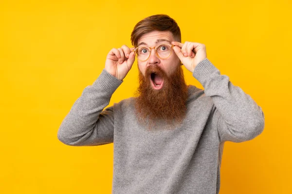 Redhead Man Long Beard Isolated Yellow Background Glasses Surprised — Stock Photo, Image