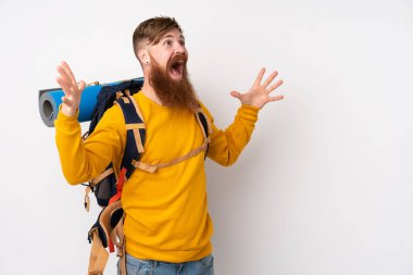 İzole edilmiş beyaz bir zemin üzerinde büyük bir sırt çantası olan genç dağcı.