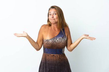 Orta yaşlı Brezilyalı kadın soyutlanmış geçmişinden şüphe ederken el kaldırıyor.