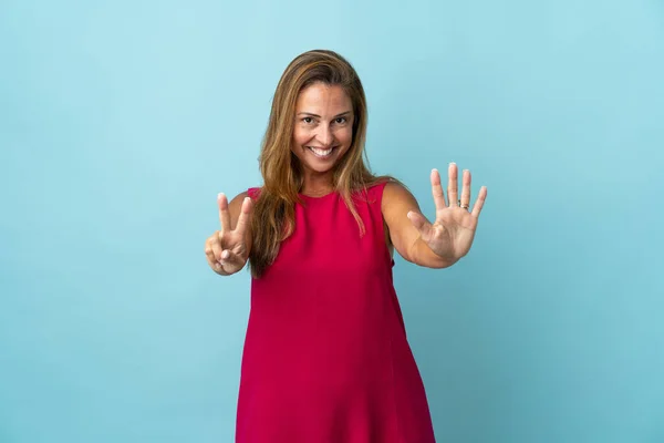 Mujer Brasileña Mediana Edad Aislada Sobre Fondo Azul Contando Siete — Foto de Stock