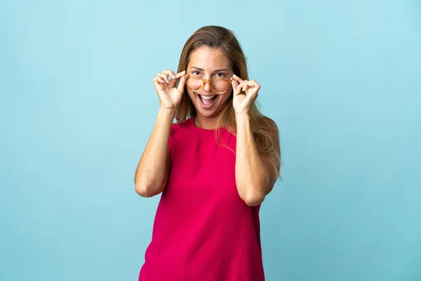 Middelbare Leeftijd Braziliaanse Vrouw Geïsoleerd Blauwe Achtergrond Met Bril Verrast — Stockfoto