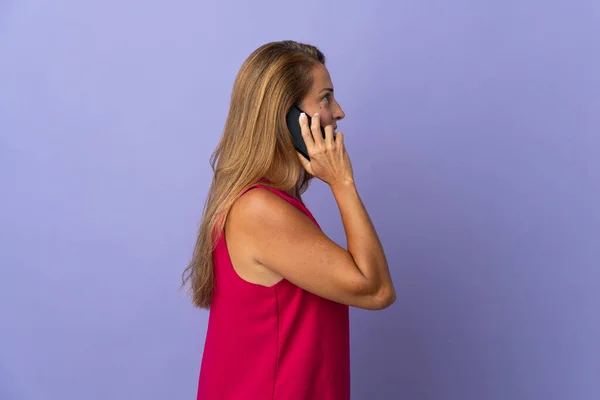 Бразильская Женщина Средних Лет Изолированы Фиолетовом Фоне Ведения Разговора Мобильным — стоковое фото