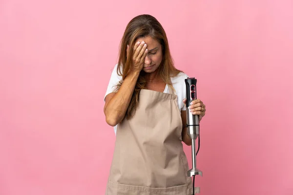 Mujer Mediana Edad Usando Licuadora Mano Aislada Sobre Fondo Rosa —  Fotos de Stock