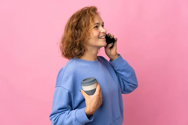 Jeune Femme Géorgienne Isolée Sur Fond Rose Tenant Café Emporter — Photo