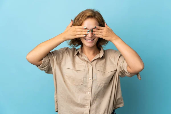 Jonge Georgische Vrouw Geïsoleerd Blauwe Achtergrond Bedekken Ogen Door Handen — Stockfoto