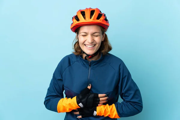 Mavi Arka Planda Izole Edilmiş Genç Bisikletçi Kadın Çok Gülümsüyor — Stok fotoğraf