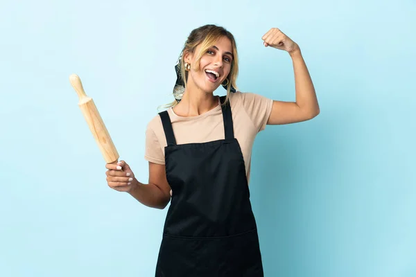 Jong Blond Uruguayaanse Koken Vrouw Geïsoleerd Blauwe Achtergrond Doen Sterke — Stockfoto