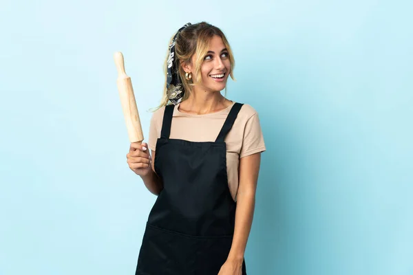 Jong Blond Uruguayaanse Koken Vrouw Geïsoleerd Blauwe Achtergrond Kijken Naar — Stockfoto