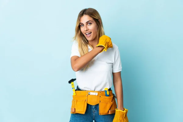 Junge Blonde Uruguayische Elektrikerin Isoliert Auf Blauem Hintergrund Feiert Einen — Stockfoto