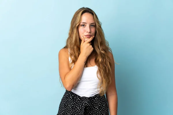 Jeune Femme Blonde Isolée Sur Fond Bleu Pensant — Photo