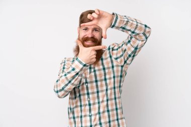 Uzun sakallı, soyutlanmış beyaz bir geçmişi olan, odaklanmış yüzü olan kızıl saçlı bir adam. Çerçeve sembolü