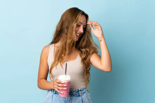 Jeune Femme Avec Milkshake Fraise Isolé Sur Fond Bleu Riant — Photo