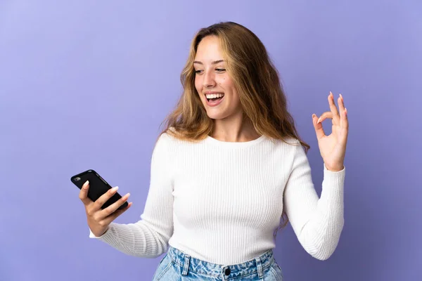 Giovane Donna Bionda Isolata Sfondo Viola Utilizzando Telefono Cellulare Facendo — Foto Stock