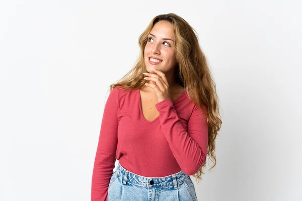 Jeune Femme Blonde Isolée Sur Fond Bleu Levant Les Yeux — Photo