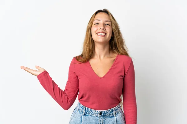 Mujer Rubia Joven Aislada Sobre Fondo Azul Sosteniendo Espacio Copia —  Fotos de Stock