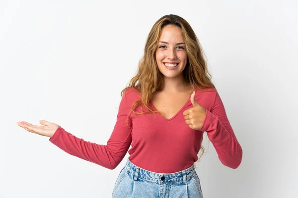 Mujer Rubia Joven Aislada Sobre Fondo Azul Sosteniendo Espacio Copia —  Fotos de Stock