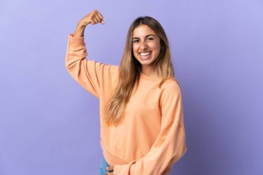 Tecrit edilmiş mor arka planı olan genç İspanyol kadın güçlü bir jest yapıyor.