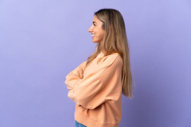 Yandan izole edilmiş mor arka planda genç İspanyol kadın.