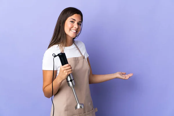 Braziliaanse Vrouw Met Behulp Van Hand Blender Geïsoleerd Paarse Achtergrond — Stockfoto