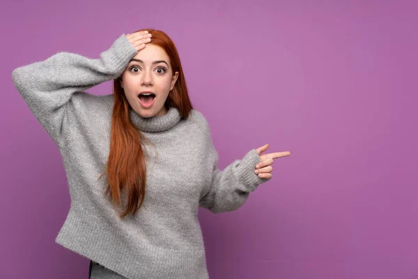 Ruiva Adolescente Sobre Isolado Roxo Fundo Surpreendido Apontando Dedo Para — Fotografia de Stock